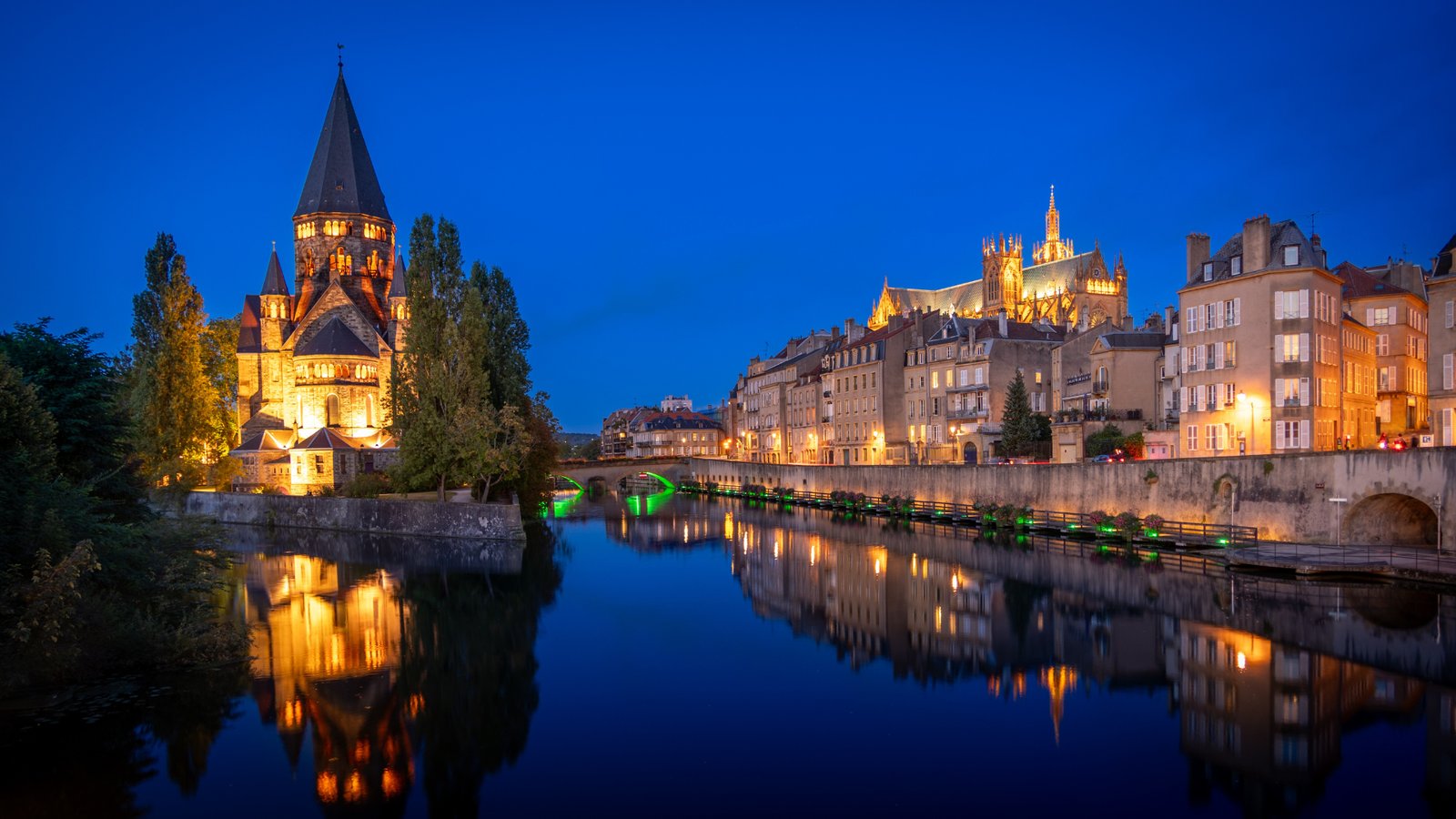 Le Temple Neuf et la cathédrale de Metz au crépuscule, reflétés dans la Moselle